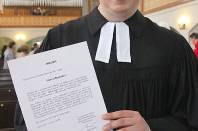 Pfarrer Deckstrom mit seiner Ernennungsurkunde