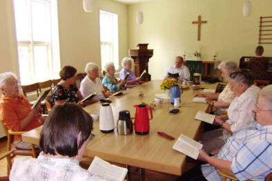 gemeinsamer Gesang im Kirchenkaffee