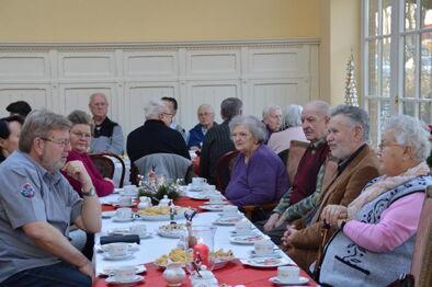 Viele Gäste auf der Weihnachtsfeier