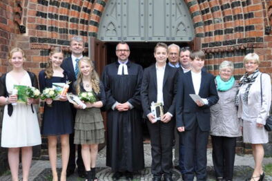 Konfirmandinnen und Konfirmanden vor St. Jacobi