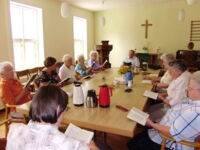 gemeinsamer Gesang im Kirchenkaffee